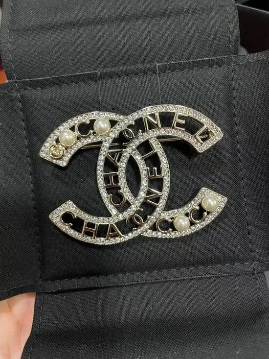 Chanel CC Logo Brooch Gold Tone Pearl Classic Elegant Pin - Picture 2 of 2